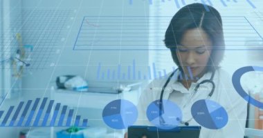 Röntgen raporunu inceleyen kadın doktor ve sağlık çalışanlarına karşı istatistiksel veri işleme. küresel finans ve tıbbi araştırma teknolojisi kavramı