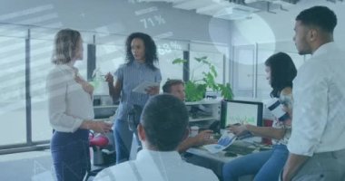 Ofiste birlikte çalışan bir grup meslektaşa karşı istatistiksel veri işleme. küresel iş ve finans kavramı