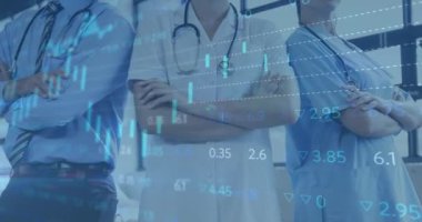 Kadın ve erkek doktorların orta kesiminde finansal veri işleme animasyonu. küresel covid 19 salgın ve dijital arayüz konsepti dijital olarak oluşturulmuş video.