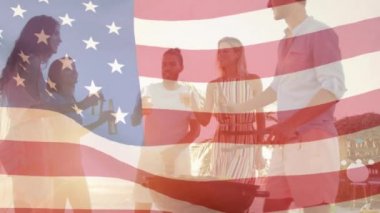 Sahilde bira şişeleriyle tost yapan bir grup arkadaşın üzerinde Amerikan bayrağını sallayan animasyon.