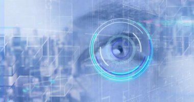 Mavi arka planda insan gözü üzerinden tarama ve veri işleme animasyonu. dijital arayüz, kimlik ve teknoloji konsepti dijital olarak oluşturulmuş video.