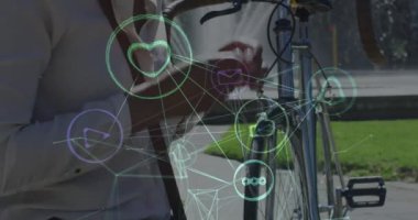 Şehirde kulaklık takan kadın üzerindeki simgelerle bağlantı ağının animasyonu. küresel ağ, bağlantı ve iletişim konsepti dijital olarak oluşturulmuş video.