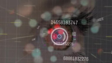 Kapsamlı tarama animasyonu, değişen sayılar ve kadının gözündeki veri işleme. dijital arayüz, küresel bağlantı ve dijital olarak oluşturulan iletişim konsepti.