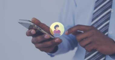 Akıllı telefon kullanan insanların orta kesimine karşı dijital simgeler ağı. Sosyal medya ağı ve teknoloji kavramı