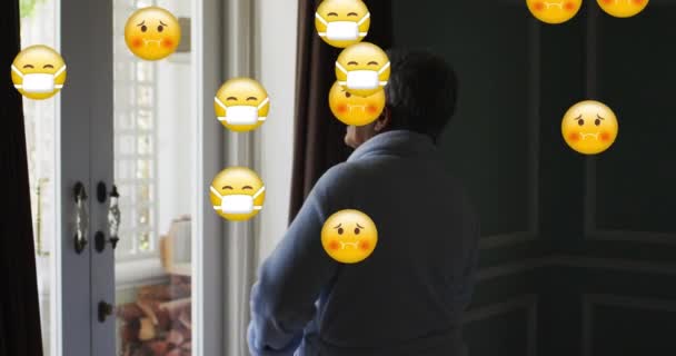 Animation Emojis Bär Ansiktsmasker Över Oroliga Äldre Kvinna Genom Fönstret — Stockvideo