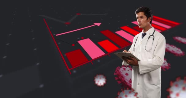 クリップボードに書かれた男性医師の上にCovid 19細胞と統計記録のアニメーション 世界的なコロナウイルスパンデミックの概念はデジタルで生成され — ストック動画