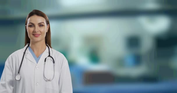 Retrato Doctora Caucásica Con Los Brazos Cruzados Sonriendo Contra Hospital — Vídeo de stock