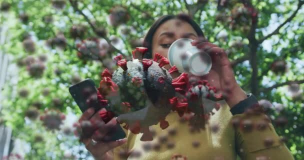 Animering Covid Celler Över Kvinna Parken Med Smartphone Bär Ansiktsmask — Stockvideo