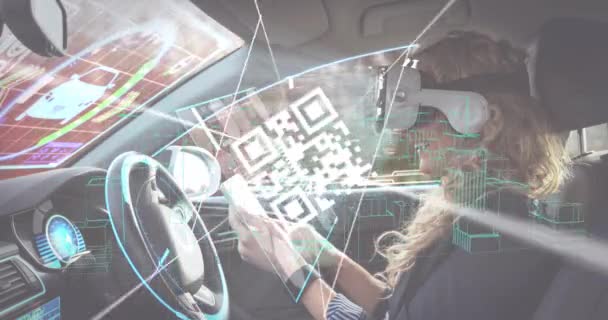 스캐너는 헤드셋을 여성에 자동차에서 디지털 태블릿을 컴퓨터 인터페이스 — 비디오
