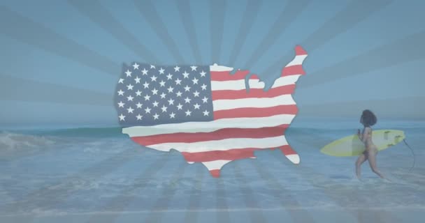 在海滩上与冲浪板一起奔跑的微笑的女人头上挥动着美国国旗的动画 Usa Patriotism Democracy Concept Digital Generated Video — 图库视频影像