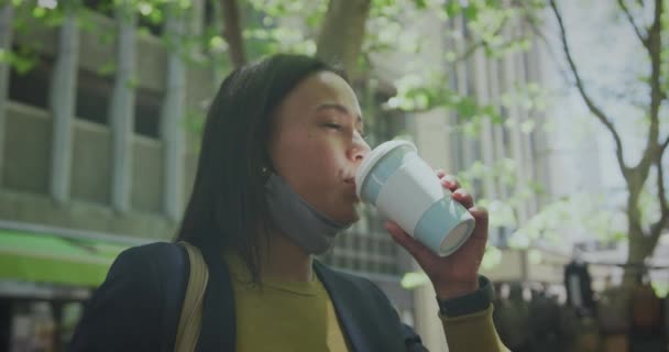 Animacja Sms Odległość Kobiety Pijącej Kawę Wynos Mieście Masce Globalna — Wideo stockowe