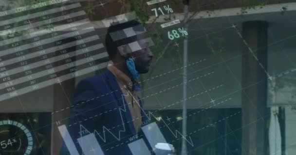 Statistisk Databehandling Mot Afrikansk Amerikansk Man Med Sänkt Ansiktsmask Gående — Stockvideo