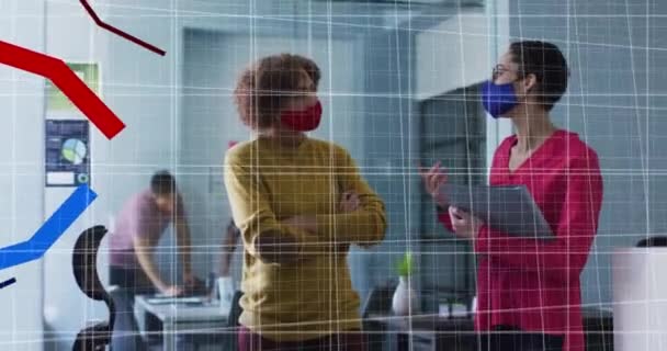 Animation de lignes rouges et bleues sur des collègues au bureau portant des masques faciaux — Video