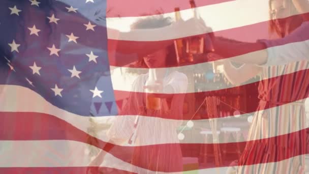 Sahilde Bira Içen Bir Grup Mutlu Arkadaşın Üzerinde Dalgalanan Amerikan — Stok video