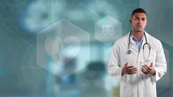 Muž lékař mluví dívat se do kamery proti lékařské ikony na zeleném pozadí — Stock video