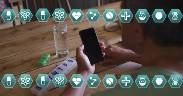 Animation Icônes Médicales Covid Sur Homme Âgé Utilisant Smartphone Maison — Video