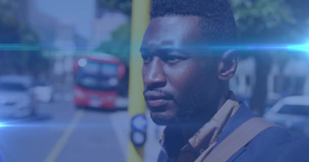 Lichtpunkte Gegen Einen Afrikaner Der Einer Bushaltestelle Wartet Globales Unternehmenstechnologie — Stockvideo
