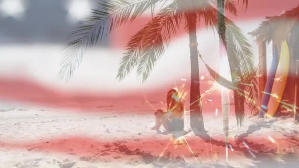 Animación Bandera Americana Ondeando Sobre Mujer Sentada Playa Usa Patriotismo — Vídeos de Stock
