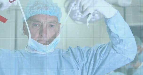 Yüz Maskesi Takan Beyaz Erkek Cerraha Karşı Mali Veri Işleme — Stok video