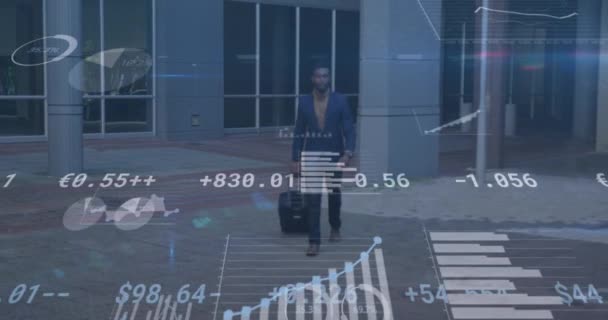 Procesamiento Estadístico Datos Contra Hombre Afroamericano Con Bolsa Carro Caminando — Vídeo de stock