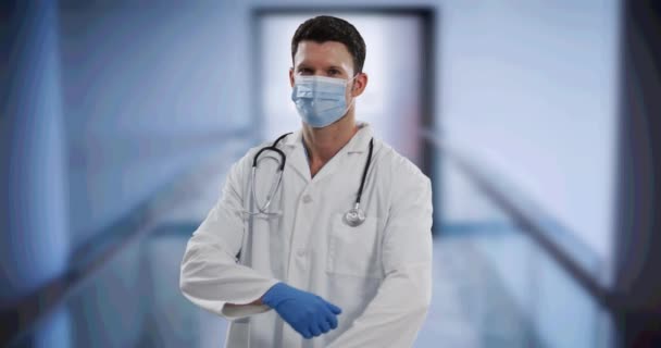Vit Manlig Läkare Med Ansiktsmask Stående Med Armarna Korsade Medicinsk — Stockvideo