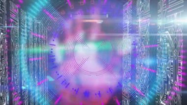 Bilgisayar sunucuları üzerinden tarama ve veri işleme animasyonları. dijital arayüz, bağlantı ve iletişim konsepti dijital olarak oluşturulmuş video.