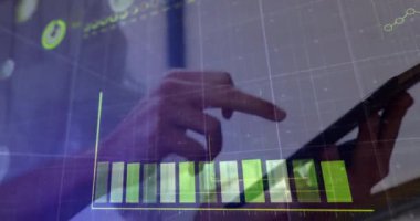 Dijital tablet kullanarak doktorun orta bölümüne karşı covid-19 veri işleme ile dijital arayüz. Tıbbi araştırma teknolojisi ve covid-19 salgın konsepti