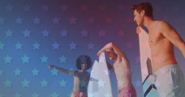 Sahilde sörf tahtası olan arkadaşlar üzerinde Amerikan bayrağı desenleri. ABD vatanseverliği ve demokrasi kavramı dijital olarak oluşturulmuş video.