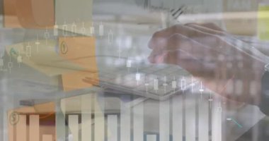 Bilgisayar klavyesinde yazan adamın istatistiklerinin animasyonu. küresel nakliye ve teknoloji konsepti dijital olarak oluşturulmuş video.