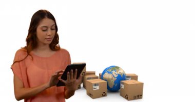 Tablet kullanan, kutuları ve beyaz arka planda küresi olan bir kadının canlandırması. küresel nakliye ve teknoloji konsepti dijital olarak oluşturulmuş video.