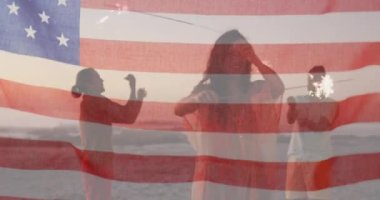 Sahilde havai fişek kullanan Amerikan bayrağının arkadaşlarıyla dalgalanması. ABD vatanseverliği ve demokrasi kavramı dijital olarak oluşturulmuş video.