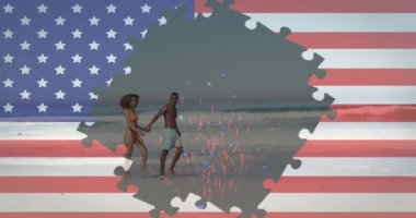 Amerikan bayrağı yapbozlarının animasyonu konfetiyi ve kumsalda dans eden çifti gösteriyor. ABD vatanseverliği, kutlama ve demokrasi kavramı dijital olarak oluşturuldu.