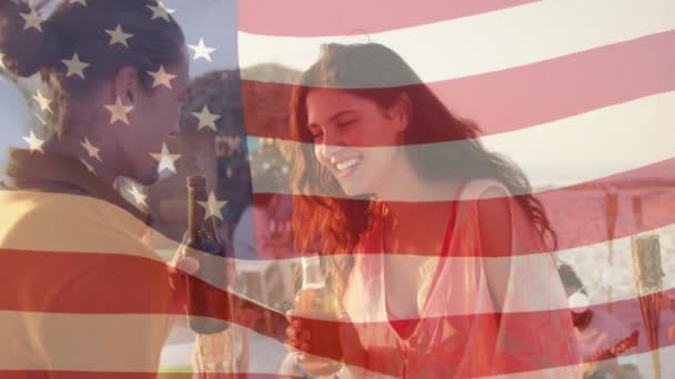 Анимация Американского Флага Размахивающего Над Мужчиной Женщиной Делающего Тосты Пивными — стоковое видео