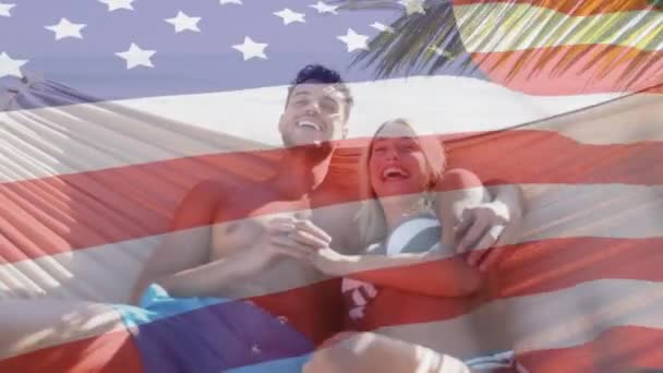 Animation Einer Amerikanischen Flagge Die Über Einem Verliebten Lächelnden Paar — Stockvideo