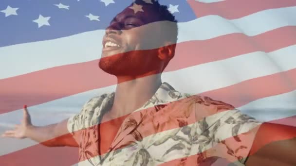 Animatie Van Een Amerikaanse Vlag Die Zwaait Een Glimlachende Man — Stockvideo