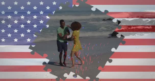 Animation Von Puzzles Der Amerikanischen Flagge Die Konfetti Enthüllen Mann — Stockvideo