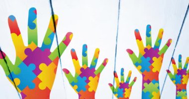 Otizmdeki ellerin animasyonu beyaz arka planda bulmaca gibi. otizm ve öğrenme zorlukları destek ve farkındalık kavramı dijital olarak oluşturulmuş video.