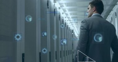 Bilgisayar sunucu odasında yürüyen adama karşı matematiksel denklemler ve yuvarlak tarayıcılar. siber güvenlik ve bilgisayar teknolojisi kavramı