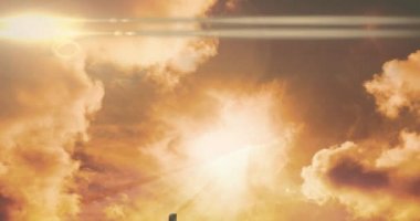 Turuncu gökyüzünde parlayan güneş ışınlarıyla üç Hıristiyan haçının animasyonu. Paskalya kutlaması, din ve gelenek kavramları dijital olarak oluşturulmuş video.