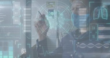 Beyaz tahtada yazan yüz maskesi takan adama karşı tıbbi veri işleme ile dijital arayüz. Tıbbi araştırma teknolojisi ve covid-19 salgın konsepti