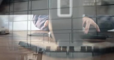 Bilgisayar klavyesi kullanan ve arka planda hızla yürüyen insanların canlandırması. küresel iş ve teknoloji kavramı dijital olarak üretilen video.