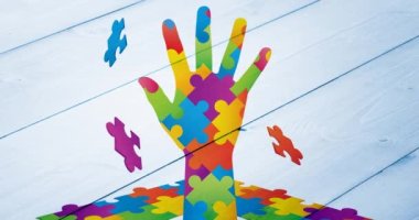 Otizm farkındalığında el animasyonu, beyaz ahşap arka planda ay bilmeceleri çözer. otizm ve öğrenme zorlukları destek ve farkındalık kavramı dijital olarak oluşturulmuş video.