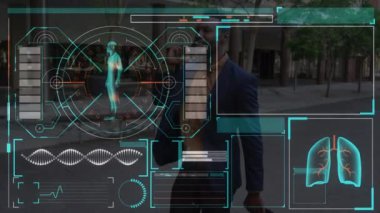 Tramvay çantalı adama karşı tıbbi veri işleme ile dijital arayüz akıllı telefondan konuşuyor. tıbbi araştırma ve teknoloji konsepti