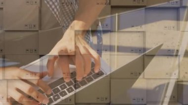 Laptop klavyesinde arka planda bir yığın kutuyla daktilo yazan adamın animasyonu. küresel nakliye ve teknoloji konsepti dijital olarak oluşturulmuş video.