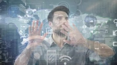 Görünmez ekrana dokunan beyaz adama karşı veri işleme ile dijital arayüz. küresel iş ve teknoloji kavramı