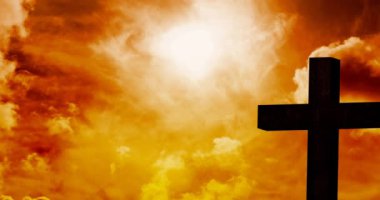 Turuncu gökyüzünde bulutlarla parlayan Hristiyan haçı animasyonu. Paskalya kutlaması, din ve gelenek kavramları dijital olarak oluşturulmuş video.
