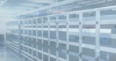 Boş bilgisayar sunucu odasında birden fazla değişen numara ve yuvarlak tarayıcı var. siber güvenlik ve bilgisayar teknolojisi kavramı