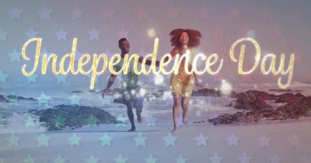 ビーチで恋にカップル以上のアメリカのフラグパターンを持つ独立した日のテキストのアニメーション アメリカの愛国心と民主主義の概念をデジタルで — ストック動画