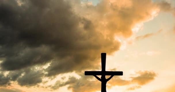 Анимация Христианского Креста Над Солнцем Сияющим Желтом Небе Облаками Празднование — стоковое видео