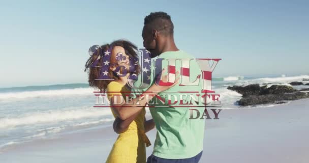 Анимация Текста Дня Независимости Июля Американским Флагом Пара Танцующих Пляже — стоковое видео
